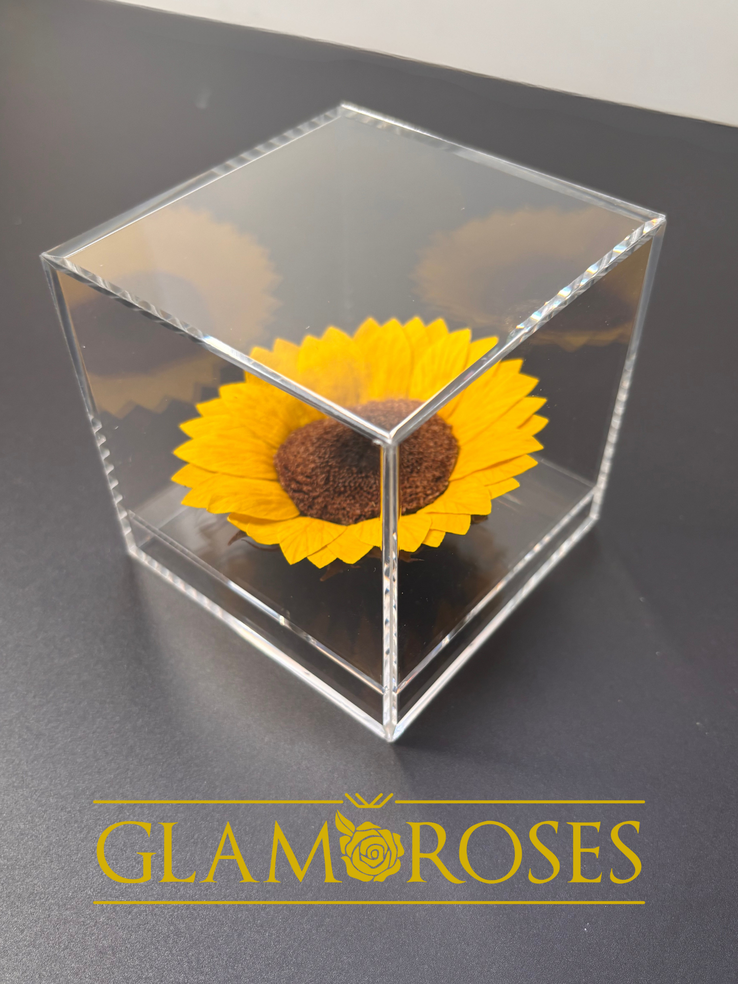 Flor Amarilla en Caja de Acrílico