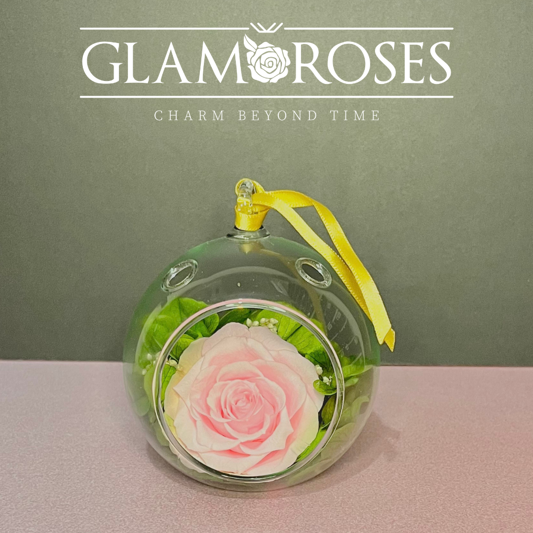 Rosa en esfera de cristal con hortensias