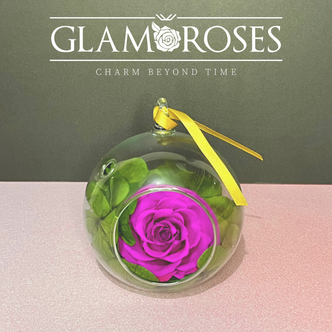 Rosa en esfera de cristal con hortensias