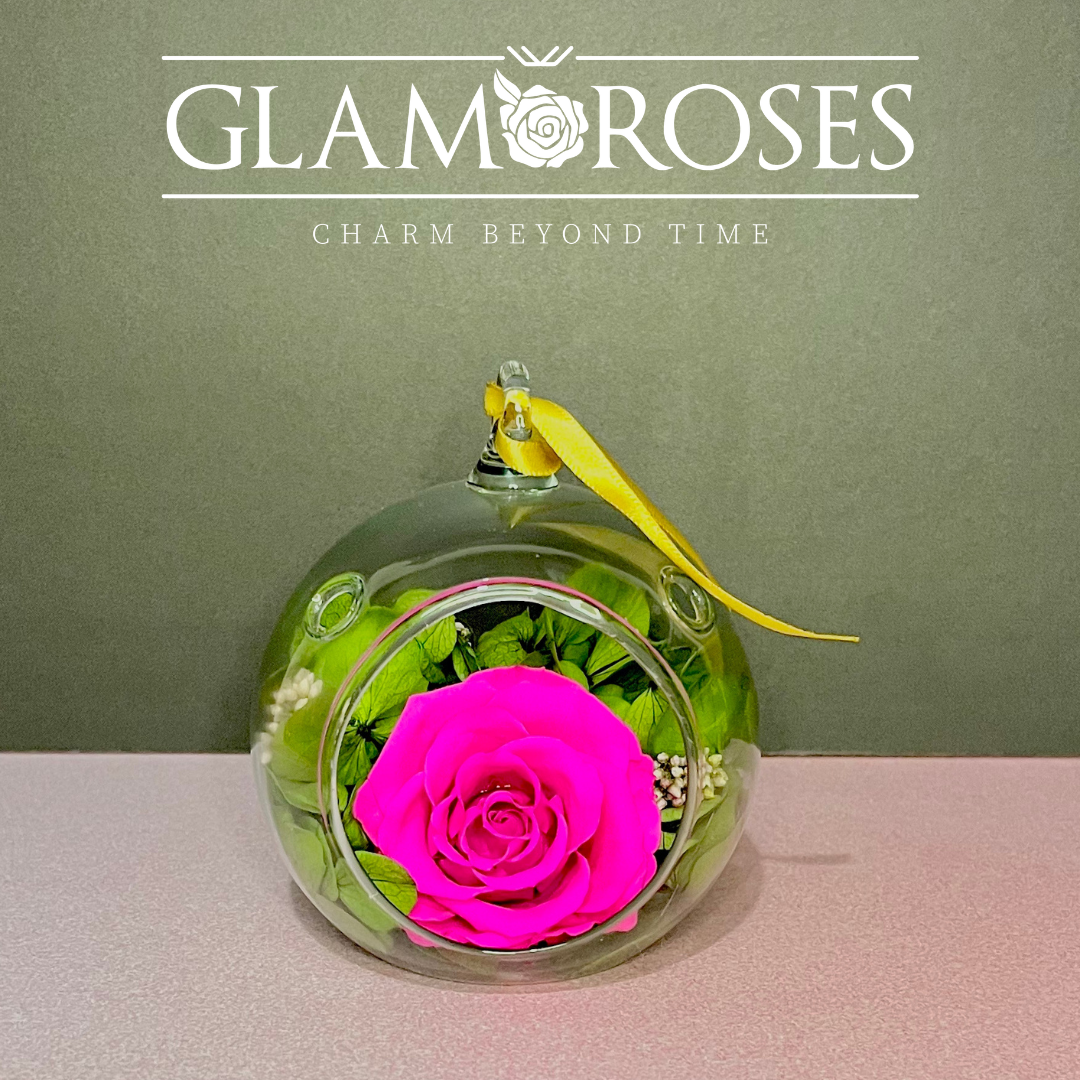 Rosa en esfera de cristal con hortensias